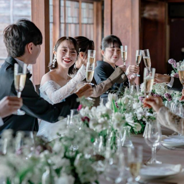 大きなテーブルを囲んで家族団らんのひと時