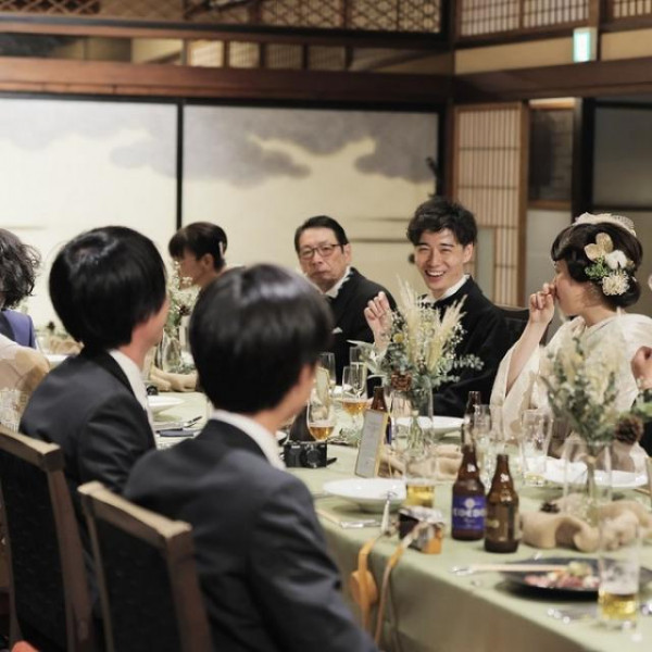 大きなテーブルを囲んで家族団らんのひと時