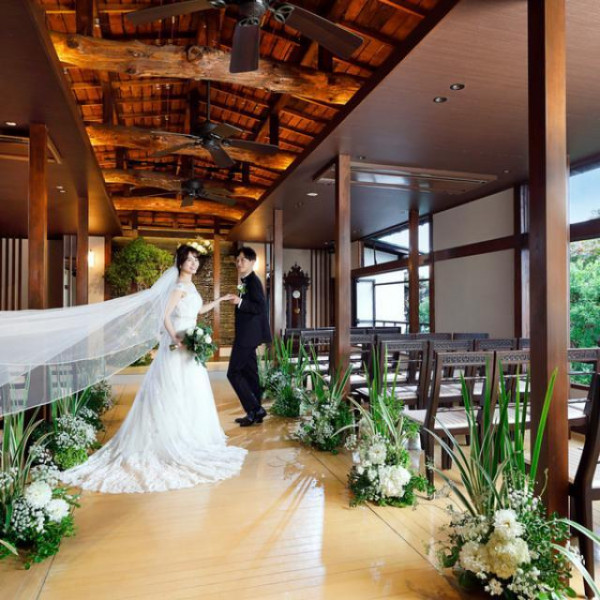 水の音、木の香り、温かな光に包まる誓いの空間