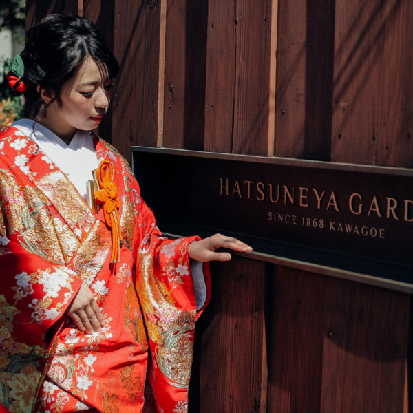 艶やかな着物で日本の伝統美を演出。