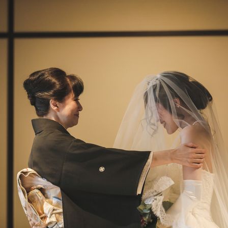 育ててくれたお母様からのベールダウン。邪悪なものから花嫁を守るといわれるベール。その後のセレモニーでベールを挙げるのはご新郎様。|HATSUNEYA GARDEN ～since1868 Kawagoe～（ハツネヤ ガーデン）の写真(19017128)