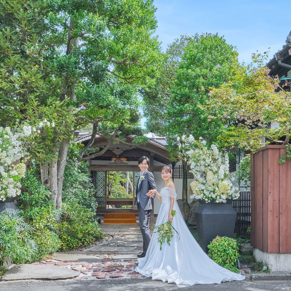 明治元年創業のHATSUNEYA GARDEN。日本家屋の趣を感じる外観前でゲストを出迎えて。|HATSUNEYA GARDEN ～since1868 Kawagoe～（ハツネヤ ガーデン）の写真(54424120)