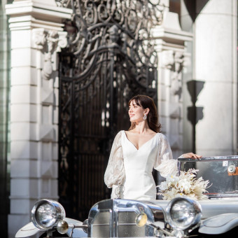 都会の洗練された街並みを背景に、笑顔あふれる特別なひとときを。