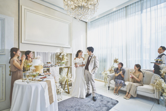 プライベート感あふれる空間で家族や親しい友人が集まり新郎新婦を囲んで笑顔が広がるひととき