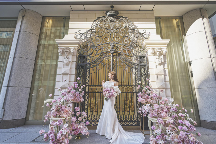 上質なドレスが花嫁を輝かせ、どの空間でも美しく映える一着を。