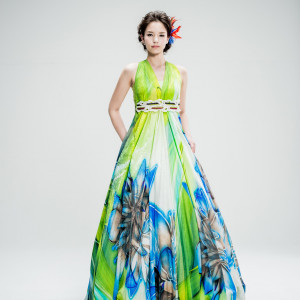 YOKANG 琉球の森羅万象をモチーフにしたドレス。鮮やかに花嫁を彩るドレスは、祝福と喝采の瞬間にふさわしい。|モントレ・ルメール教会（ホテルモントレ沖縄スパ＆リゾート）チュチュリゾートウエディングの写真(19848491)