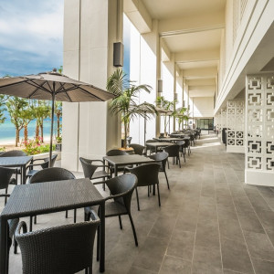 海を目前に望む「タイガービーチカフェ」。リゾートの風を感じながら、くつろぎのひとときを|モントレ・ルメール教会（ホテルモントレ沖縄スパ＆リゾート）チュチュリゾートウエディングの写真(478556)