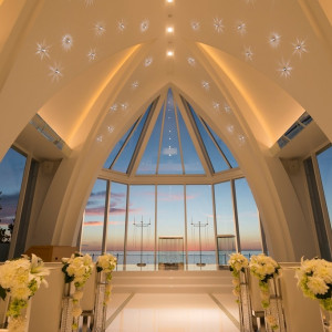 夕方のチャペル内の様子|モントレ・ルメール教会（ホテルモントレ沖縄スパ＆リゾート）チュチュリゾートウエディングの写真(478533)