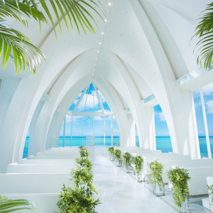 白の内観と海のブルーの対比が美しいチャペル|モントレ・ルメール教会（ホテルモントレ沖縄スパ＆リゾート）チュチュリゾートウエディングの写真(3360656)