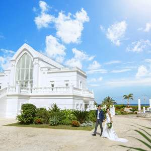 チャペル外観とガーデンの様子|モントレ・ルメール教会（ホテルモントレ沖縄スパ＆リゾート）チュチュリゾートウエディングの写真(3360662)