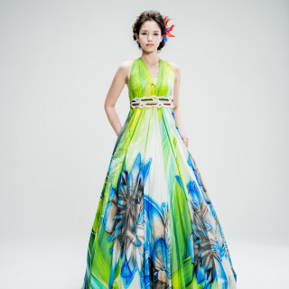 YOKANG 琉球の森羅万象をモチーフにしたドレス。鮮やかに花嫁を彩るドレスは、祝福と喝采の瞬間にふさわしい。