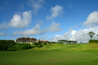 目の前に広がるゴルフ場でプレー|ザ・リッツ・カールトン沖縄の写真(2222098)