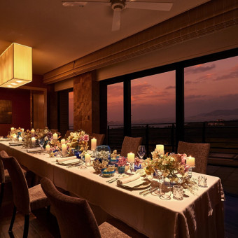 ホテル最上階のスイートルーム。刻一刻と表情を変える名護湾を眺めながらのお食事は格別です。