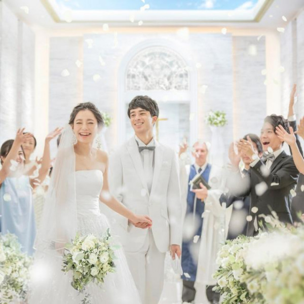 1件目見学は挙式料20万円分ご優待♪陽光ふりそそぐ神秘の挙式で永遠の誓いを