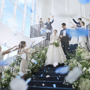 挙式後は大階段でのフラワーシャワーセレモニーを|アルマリアン 福岡（ALMALIEN FUKUOKA）の写真(31756279)