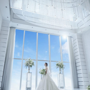 バージンロード上のシャンデリアが大きな窓からの自然光を反射してキラキラと輝く|アルマリアン 福岡（ALMALIEN FUKUOKA）の写真(31756317)