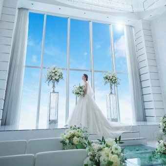 花嫁を一段と美しく見せる純白のチャペル