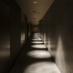 廊下にも大人シックな雰囲気が溢れる。|YOKOHAMA MONOLITH ～横浜モノリス～の写真(1462171)