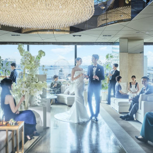 世代を問わず「自分らしく」過ごせる場所 少し早く来て、とゲストを招きたくなる麗しのラウンジ|YOKOHAMA MONOLITH ～横浜モノリス～の写真(54522878)