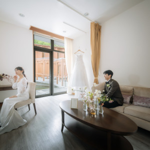 水辺に建つブライズルームは完全貸し切り。
心地よい空間でゆったりと花嫁支度ができます。|鶴見ノ森 迎賓館の写真(52588265)