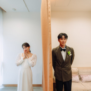 同じ部屋ではあるものの、声だけで会話が出来る空間。緊張もほどけて、わくわく感もUP。ブライズルームでのファーストミートかチャペルでのファーストミートをお選びいただけます。|鶴見ノ森 迎賓館の写真(52588255)