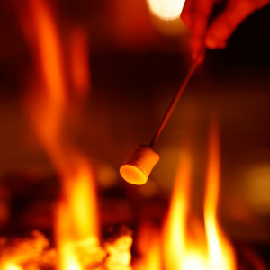 ファイヤーピットではアウトドアシーンで人気のスモア（焼きマシュマロ）を体感できる|鶴見ノ森 迎賓館の写真(1528704)