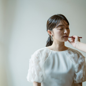 ヘアメイクリハーサルからご一緒する専任スタイリストと安心安全に結婚式当日を。|鶴見ノ森 迎賓館の写真(52588259)