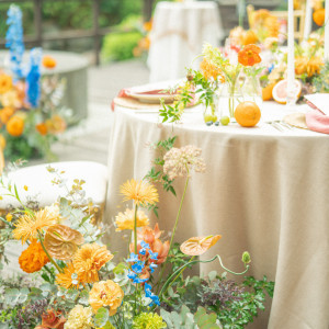 会場装花は生花で。季節の花やおふたりの好きな色、結婚式のテーマに合わせて世界に一つだけの花をご用意します。|鶴見ノ森 迎賓館の写真(52587853)