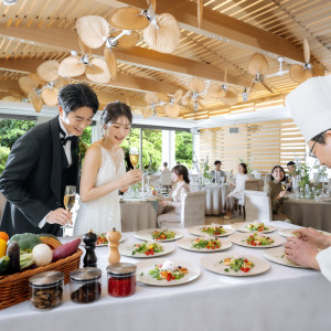 隣接するキッチンから、ゲストの召し上がる様子に合わせて提供する出来立てのお料理でもてなして。|鶴見ノ森 迎賓館の写真(52587329)