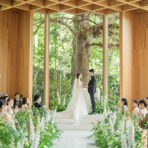 大きな窓から差し込む自然光と心地よい杉の薫り＆木と緑の祝福|鶴見ノ森 迎賓館の写真(52581419)