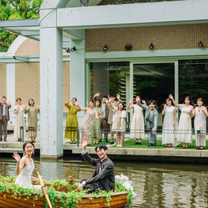 水辺から木製ボートにゆられて登場するお二人は、誰もが忘れられない印象的なシーンを生み出します。|鶴見ノ森 迎賓館の写真(52587320)