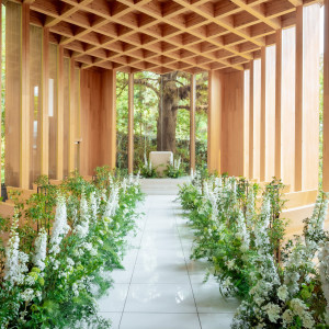 約14メートルの大理石のバージンロードには自然光がたっぷり降り注ぎ、木々のシルエットを映し出します。|鶴見ノ森 迎賓館の写真(52581445)