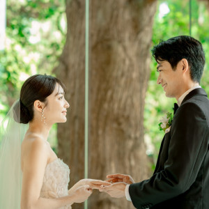 大きな窓から差し込む自然光とふたりを見守るシンボルツリー|鶴見ノ森 迎賓館の写真(52581124)