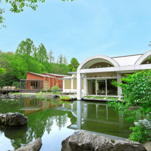 かつて国賓を迎えた歴史ある迎賓館がウエディングの舞台。
上質かつリラックス感のある非日常な空間が大切なゲストへ贈る最初のおもてなしとなります。|鶴見ノ森 迎賓館の写真(52588341)