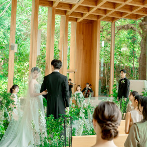 木の薫りに祝福されて永遠を誓う。森ウエディングのはじまりとなる教会。爽やかに満ちた杉の薫りが、いつまでも忘れがたい記憶となって五感に刻まれます。|鶴見ノ森 迎賓館の写真(52581166)