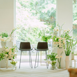 椅子スタイルのメインテーブルもオシャレ|鶴見ノ森 迎賓館の写真(52587316)