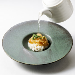 テーマは 「懐石フレンチ」。幅広い年齢層のゲストが集まる結婚式だからこそ、鰹出汁など味付けにも和の要素を取り入れて、ご年配の方にもお召し上がりいただきやすいように。|鶴見ノ森 迎賓館の写真(52588031)