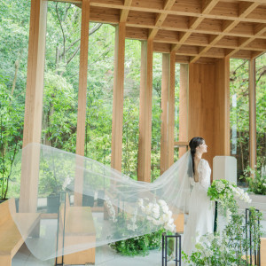 約14メートルの大理石のバージンロードには自然光がたっぷり降り注ぎ、ドレスが映える空間|鶴見ノ森 迎賓館の写真(52581425)