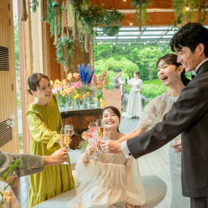 ボタニカルな設えのリビングと、森が香るオープンエアを自由に行き来し、グラスを片手に楽しいひとときを。|鶴見ノ森 迎賓館の写真(52587696)