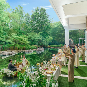 ウェディングボートで叶えるサプライズの披露宴入場は、自然をまるごと使える演出。誰もが忘れられない印象的なシーンを生み出します。|鶴見ノ森 迎賓館の写真(53168739)