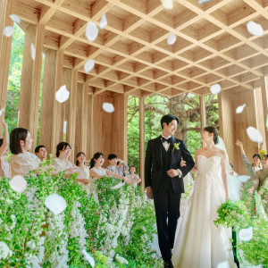 豊かな自然を間近に感じ、花嫁はまるで森に送り出されるような気持ちに|鶴見ノ森 迎賓館の写真(52581273)