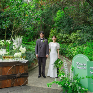 チャペルへのアプローチは、木洩れ日が降り注ぐ森の小道。ふたりらしい装飾はここから。おふたりらしくゲストをもてなす気持ちを演出できます。|鶴見ノ森 迎賓館の写真(52587579)