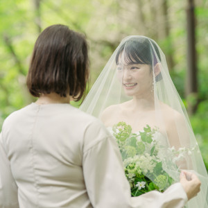 緑の祝福も受けるベールダウン|鶴見ノ森 迎賓館の写真(52581399)