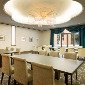 かつて皇室の方々や海外のVIPが過ごした貴賓室を親族の控室に。
洗練と気品漂う空間で、優雅に寛いでいただけます。|鶴見ノ森 迎賓館の写真(52588339)