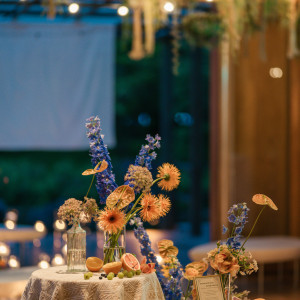 会場装花は生花で。季節の花やおふたりの好きな色、結婚式のテーマに合わせて世界に一つだけの花をご用意します。|鶴見ノ森 迎賓館の写真(52587942)