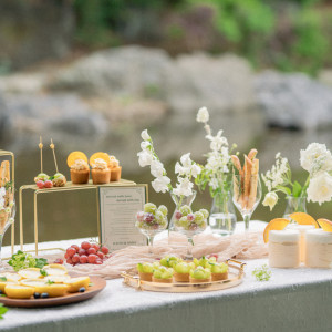 宝石みたいな華やかスイーツをビュッフェ形式で。季節のフルーツやトレンドを盛り込んだスイーツで、ゲストとの楽しいひとときをお過ごしください。|鶴見ノ森 迎賓館の写真(52588022)