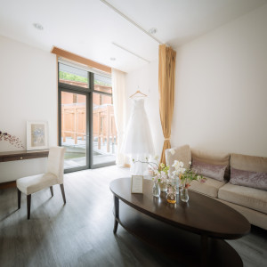 水辺に建つブライズルームは完全貸し切り。
心地よい空間でゆったりと花嫁支度ができます。|鶴見ノ森 迎賓館の写真(52588263)