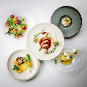 かつて国内外のVIPを迎えた迎賓館としての伝統をお料理でも受け継いで。幅広いゲストが食べやすい和のテイストと、パーティにふさわしい華やかなフレンチを組み合わせたコース料理|鶴見ノ森 迎賓館の写真(52588030)