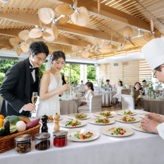 披露宴会場に隣接するキッチンで仕上げる出来立てのお料理