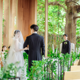 挙式会場では親御様とのファーストミートやベールダウンでゆったりとした時間。感謝を伝えよう